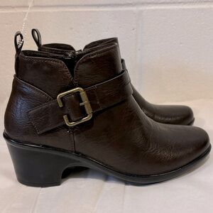 Easy Streets women’s brown ankle booties size 6